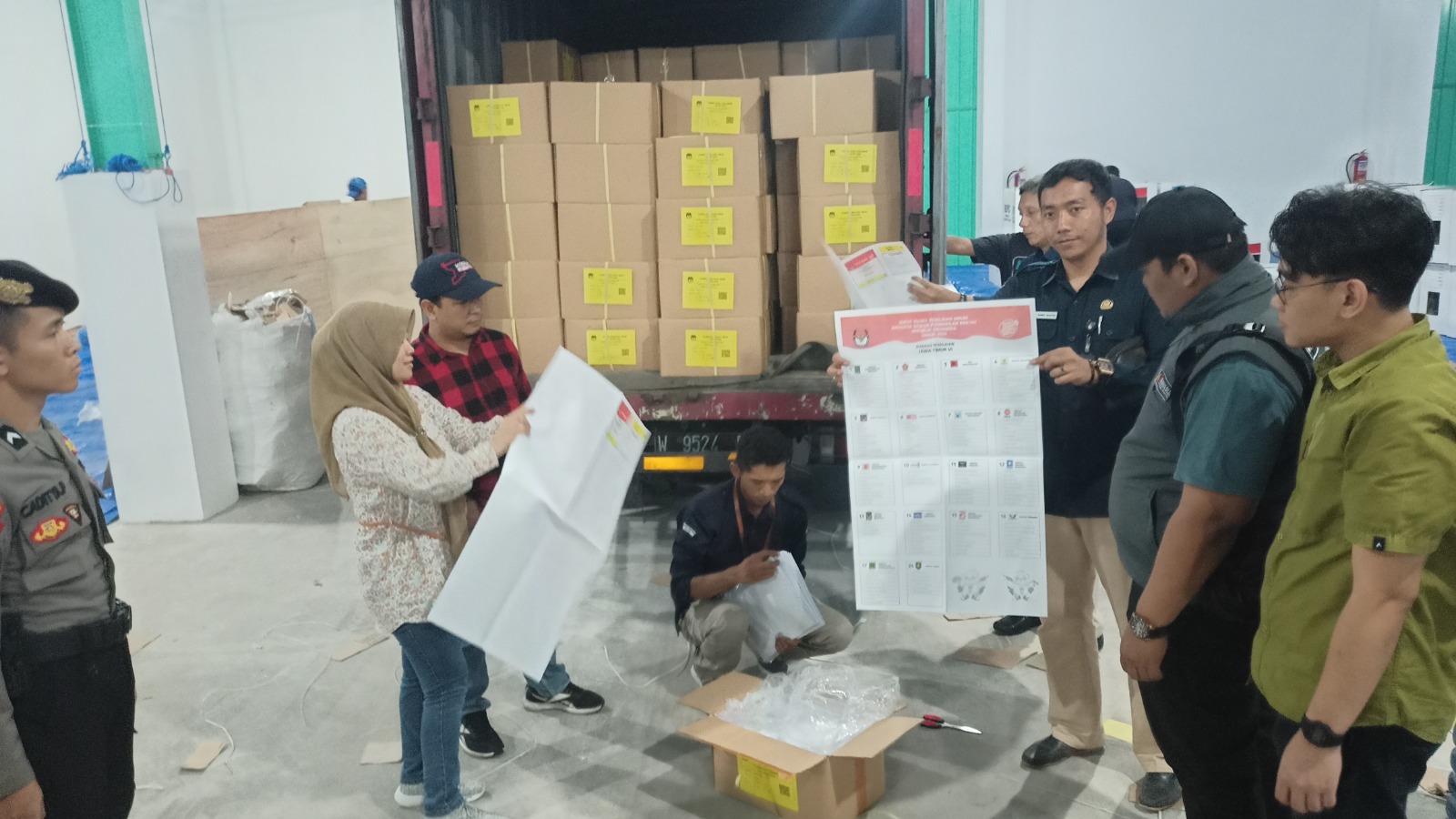 Pengawasan melekat kedatangan logistik Surat Suara DPR RI Jatim VI
