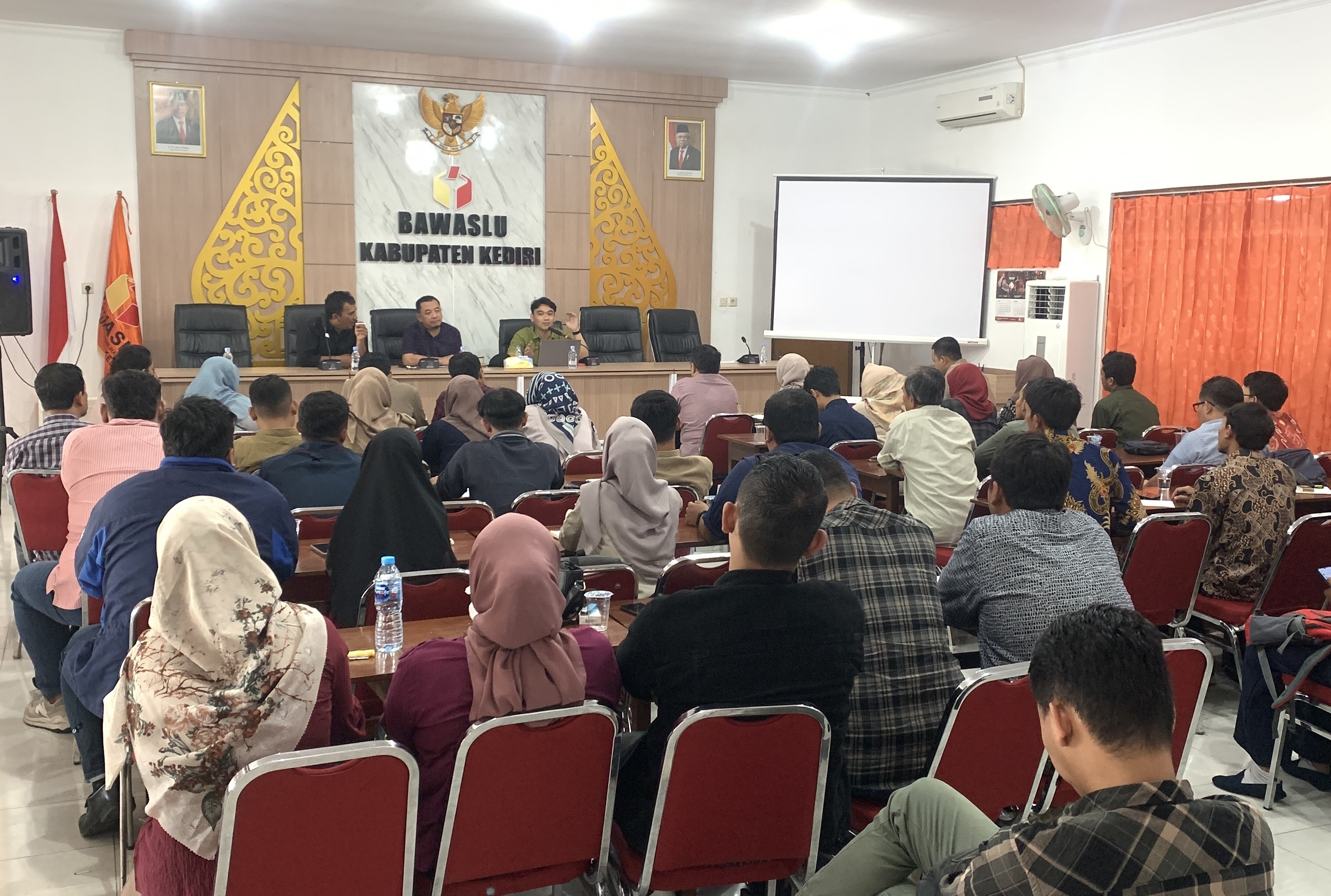 Rapat Evaluasi tahap I Pengawasan Coklit