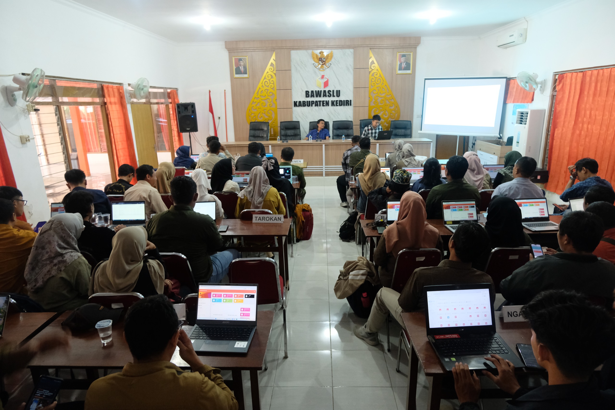 Pelatihan Penggunaan Rumah Data di Tingkat Panwaslucam